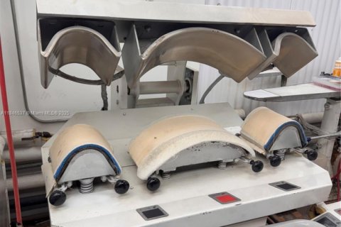 Commercial property in Hialeah, Florida № 1958610 - photo 3