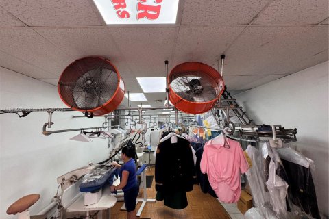 Commercial property in Hialeah, Florida № 1958610 - photo 2