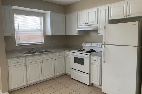 Commercial property in Tampa, Florida 6 bedrooms, 161.28 sq.m. № 2371463 - photo 4