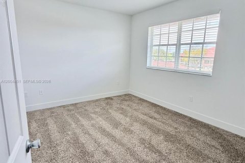 Condo in Pembroke Pines, Florida, 2 bedrooms  № 2068988 - photo 9