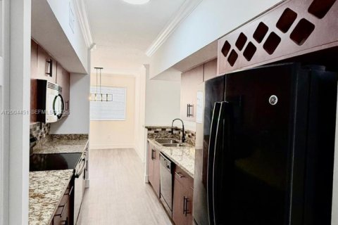 Condo in Pembroke Pines, Florida, 2 bedrooms  № 2068988 - photo 8