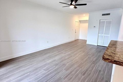 Condo in Pembroke Pines, Florida, 2 bedrooms  № 2068988 - photo 6