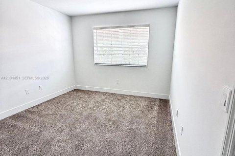 Condo in Pembroke Pines, Florida, 2 bedrooms  № 2068988 - photo 2