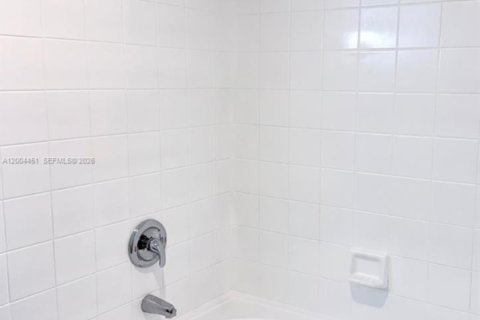 Condo in Pembroke Pines, Florida, 2 bedrooms  № 2068988 - photo 11