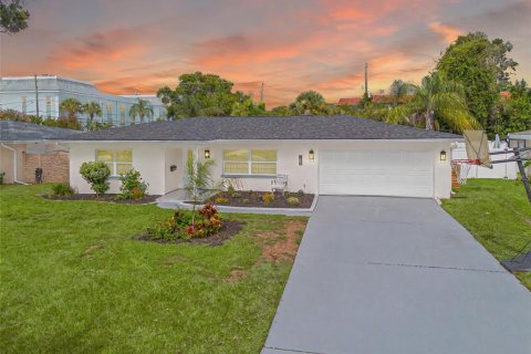 House in Belleair, Florida 4 bedrooms, 175.12 sq.m. № 1796779 - photo 1
