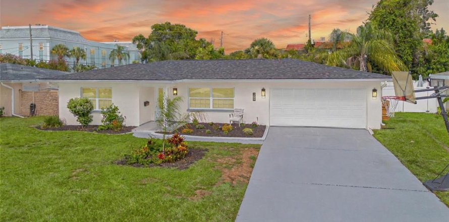 House in Belleair, Florida 4 bedrooms, 175.12 sq.m. № 1796779