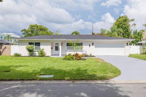 House in Belleair, Florida 4 bedrooms, 175.12 sq.m. № 1796779 - photo 2