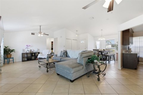 Casa en venta en Cape Coral, Florida, 3 dormitorios, 139.45 m2 № 2214508 - foto 5