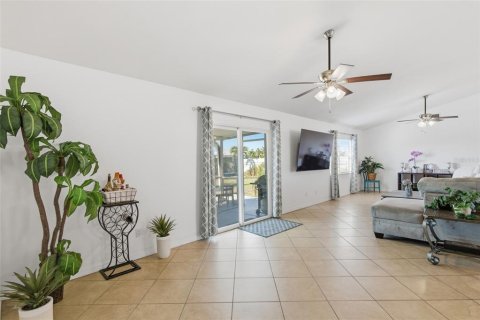 Casa en venta en Cape Coral, Florida, 3 dormitorios, 139.45 m2 № 2214508 - foto 8
