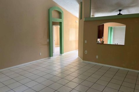 House in Port St. Lucie, Florida 3 bedrooms, 120.96 sq.m. № 2378901 - photo 6