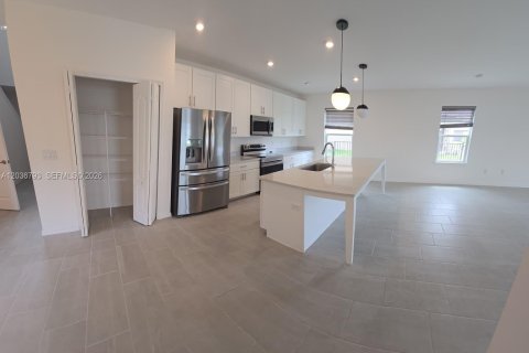 Casa en alquiler en Port St. Lucie, Florida, 5 dormitorios, 269.04 m2 № 2087251 - foto 2