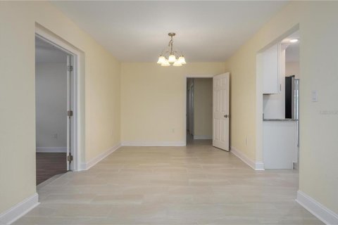 Villa ou maison à louer à Lakeland, Floride: 4 chambres, 212.1 m2 № 2403170 - photo 6