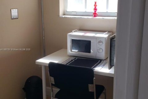 Immobilier commercial à louer à Miami, Floride: 1 chambre, 216.28 m2 № 1882600 - photo 6