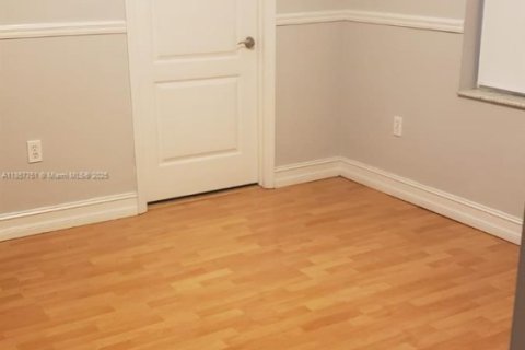 Immobilier commercial à louer à Miami, Floride: 1 chambre, 216.28 m2 № 1882600 - photo 7