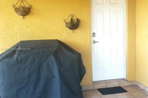 Immobilier commercial à louer à Miami, Floride: 1 chambre, 216.28 m2 № 1882600 - photo 1