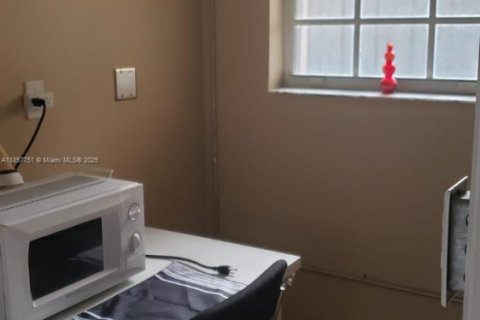 Immobilier commercial à louer à Miami, Floride: 1 chambre, 216.28 m2 № 1882600 - photo 5