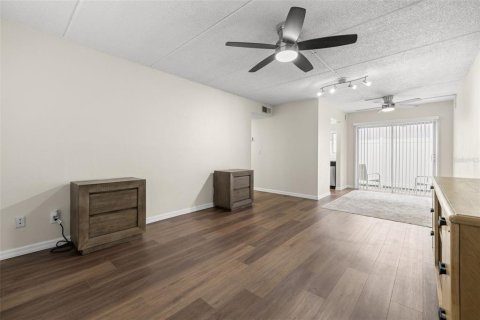 Condo in Tampa, Florida, 1 bedroom № 2215722 - photo 8