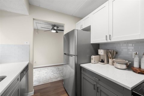 Condo in Tampa, Florida, 1 bedroom № 2215722 - photo 2