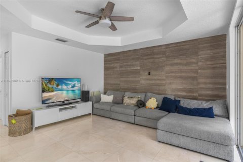 House in Miami, Florida 4 bedrooms, 278.43 sq.m. № 1807791 - photo 18