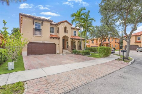 House in Miami, Florida 4 bedrooms, 278.43 sq.m. № 1807791 - photo 4