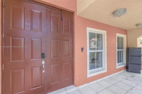 House in Miami, Florida 4 bedrooms, 278.43 sq.m. № 1807791 - photo 7