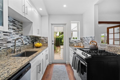 House in Miami Beach, Florida 2 bedrooms, 100.33 sq.m. № 1896065 - photo 6