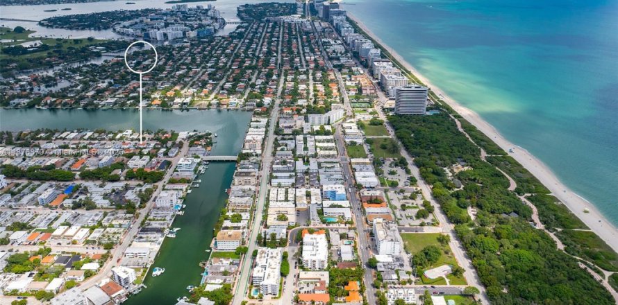 House in Miami Beach, Florida 2 bedrooms, 100.33 sq.m. № 1896065