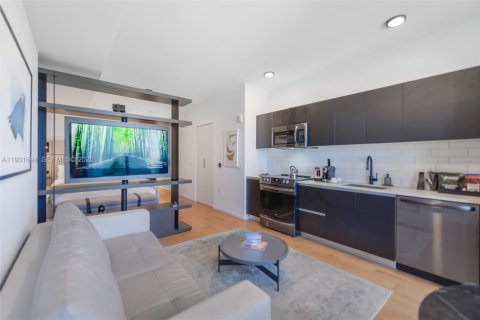 Condo in Miami, Florida, 1 bedroom  № 2089358 - photo 8