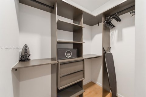 Condo in Miami, Florida, 1 bedroom  № 2089358 - photo 14