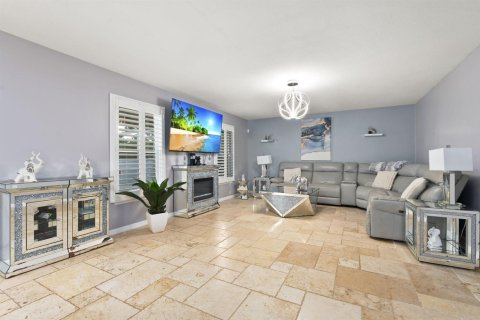 House in Port St. Lucie, Florida 4 bedrooms, 222.87 sq.m. № 2194943 - photo 6