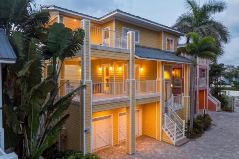 House in Indian Rocks Beach, Florida 4 bedrooms, 275.36 sq.m. № 2285583