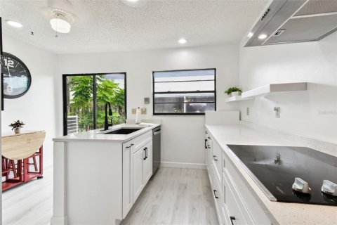 House in Sun City Center, Florida 2 bedrooms, 139.91 sq.m. № 1903573 - photo 15