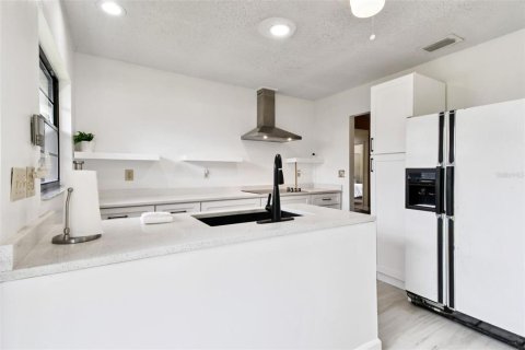 House in Sun City Center, Florida 2 bedrooms, 139.91 sq.m. № 1903573 - photo 17