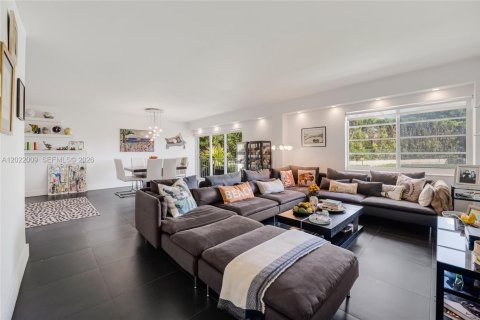 Condo in Miami Shores, Florida, 3 bedrooms  № 2271282 - photo 2