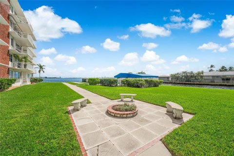 Condo in Miami Shores, Florida, 3 bedrooms  № 2271282 - photo 16