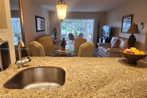 Condominio en venta en Lauderdale Lakes, Florida, 2 dormitorios, 87.7 m2 № 2007438 - foto 2