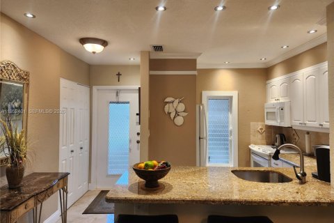 Condo in Lauderdale Lakes, Florida, 2 bedrooms № 2007438