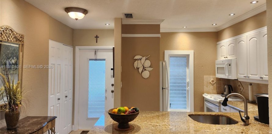 Condominio en Lauderdale Lakes, Florida, 2 dormitorios № 2007438