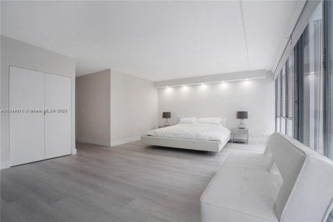 Купить кондоминиум в Бэл-Харбор, Флорида 2 спальни, 235.97м2, № 1939598 - фото 15