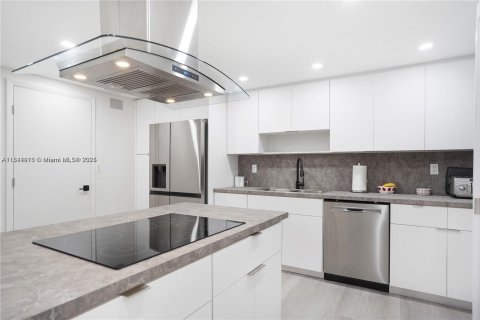 Купить кондоминиум в Бэл-Харбор, Флорида 2 спальни, 235.97м2, № 1939598 - фото 25