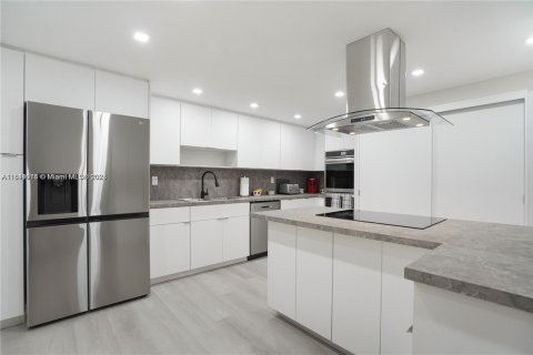 Купить кондоминиум в Бэл-Харбор, Флорида 2 спальни, 235.97м2, № 1939598 - фото 26