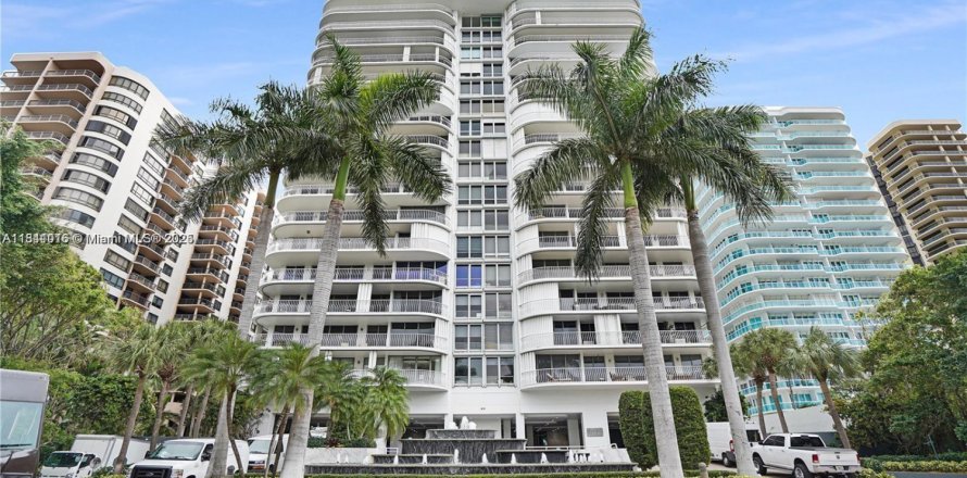 Кондоминиум с 2 спальнями в Бэл-Харбор, Флорида № 1939598