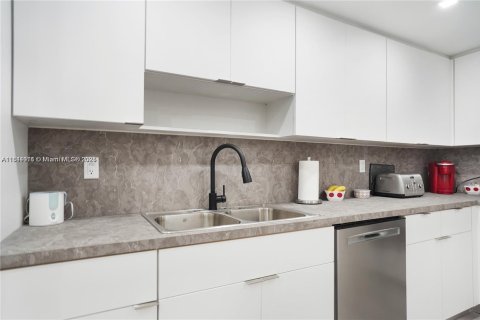 Купить кондоминиум в Бэл-Харбор, Флорида 2 спальни, 235.97м2, № 1939598 - фото 27