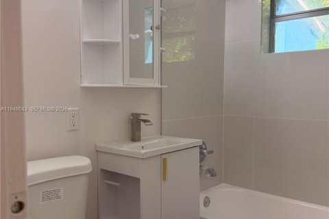 Casa en alquiler en Fort Lauderdale, Florida, 1 dormitorio, 89.19 m2 № 2007248 - foto 3