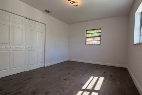 Casa en alquiler en Fort Lauderdale, Florida, 1 dormitorio, 89.19 m2 № 2007248 - foto 2