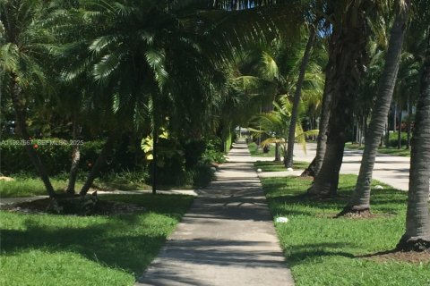 Condo in Key Biscayne, Florida, 1 bedroom № 1988048 - photo 11