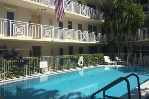 Condo in Key Biscayne, Florida, 1 bedroom № 1988048 - photo 2