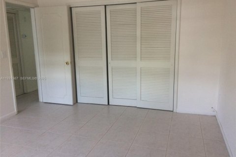 Condo in Key Biscayne, Florida, 1 bedroom № 1988048 - photo 5