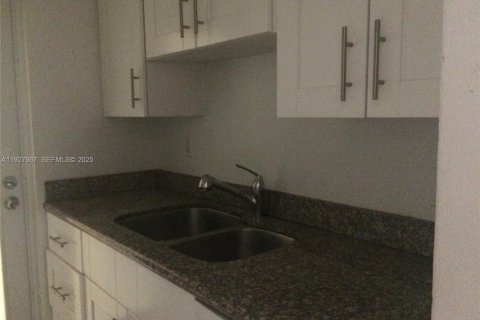 Condo in Key Biscayne, Florida, 1 bedroom № 1988048 - photo 7