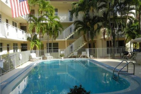 Condo in Key Biscayne, Florida, 1 bedroom № 1988048 - photo 1